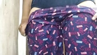 印度女孩洗澡并在宿舍休息