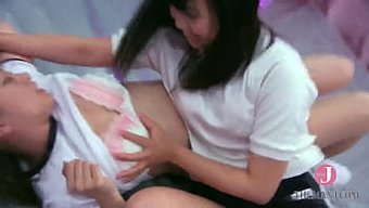 女同性恋摔跤,让彼此...
