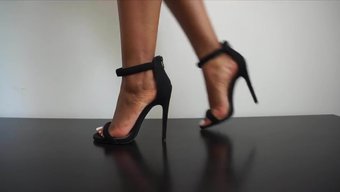 与美丽的棕发女郎的足交乐趣