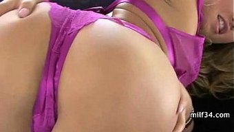 丰满的熟女在这个热辣...