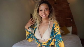 我在小穴里狠狠地干着...