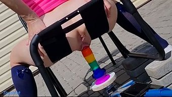 硬汉骑乘把彩虹假屌变...