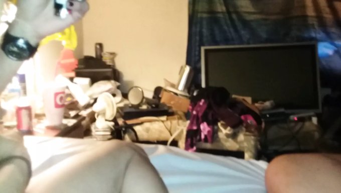 棕发少女的小奶子和火辣场景让她上瘾。