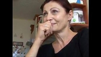 成熟女人向年轻男子出...