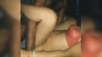 大自然的印度女孩在洗...