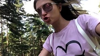 年轻的18+瘦女孩,...