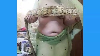 年轻的印度女人穿着暴...