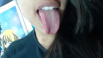 瘦弱的印度女孩在网络...