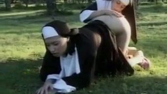 女同修女的故事,包括...