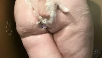 胸部丰满的棕发少女在...