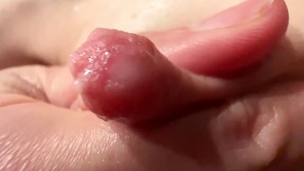 18岁的大自然乳房和...