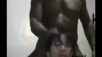 紧致的亚洲屁股被兴奋...