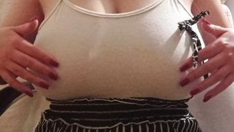 看一个拥有大自然乳房...