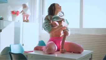 独自一人的巨乳女孩用...