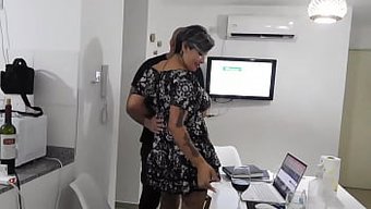 业余熟女被情人接走,...