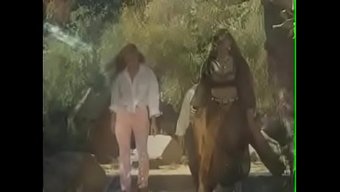 古灵精的性爱姿势被大胆展现