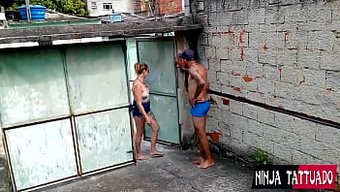 业余邻居用激情的性爱...