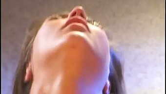 看一个棕色的少女吸吮...