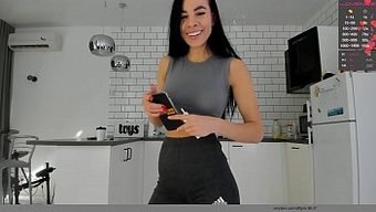 观看这个惊人的运动女...