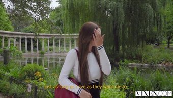 Cfnm少女体验着被...