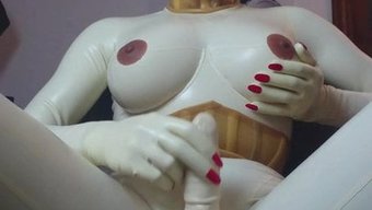 乳胶人妖在高清视频中...