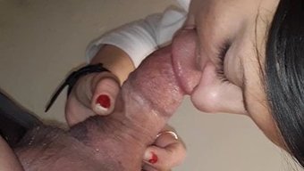 瘦弱的少女被拉伸她紧...
