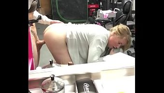 大奶熟女给大鸡巴小费...