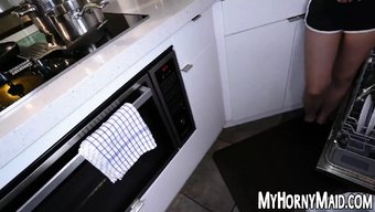 女仆的口交技巧应该是别的
