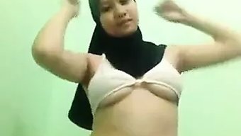 深色头发的宝贝脱光衣服