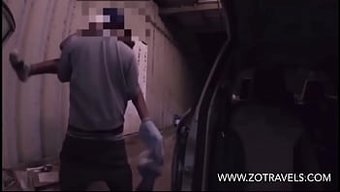 青少年(18+)在芝...