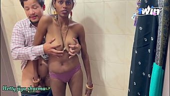 印度家庭主妇用露骨的...