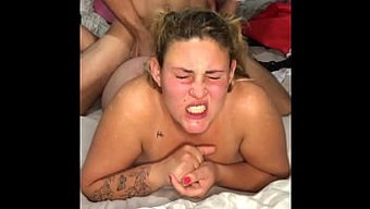穿着辫子的漂亮亚洲女...
