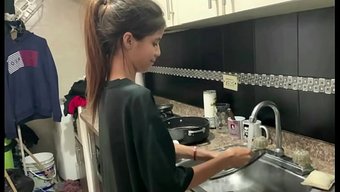 火辣继妹的大天然奶子...