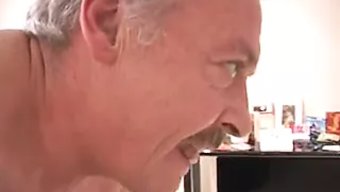 年轻女孩为有经验的男...