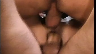 两个男人目睹色情明星...