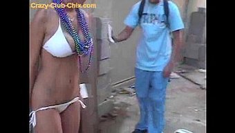 少女(18+)在黑色...