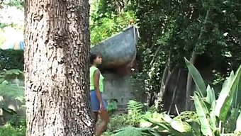 黑人美女在她的阴道里...
