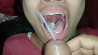 少女男友打手枪并吞下口水