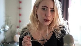 一个青少年女孩给as...