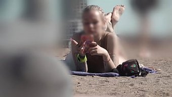 视频拍摄青少年的公共...