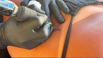 创作者朋友把纹身站变成了一个顺滑的恋物癖设置